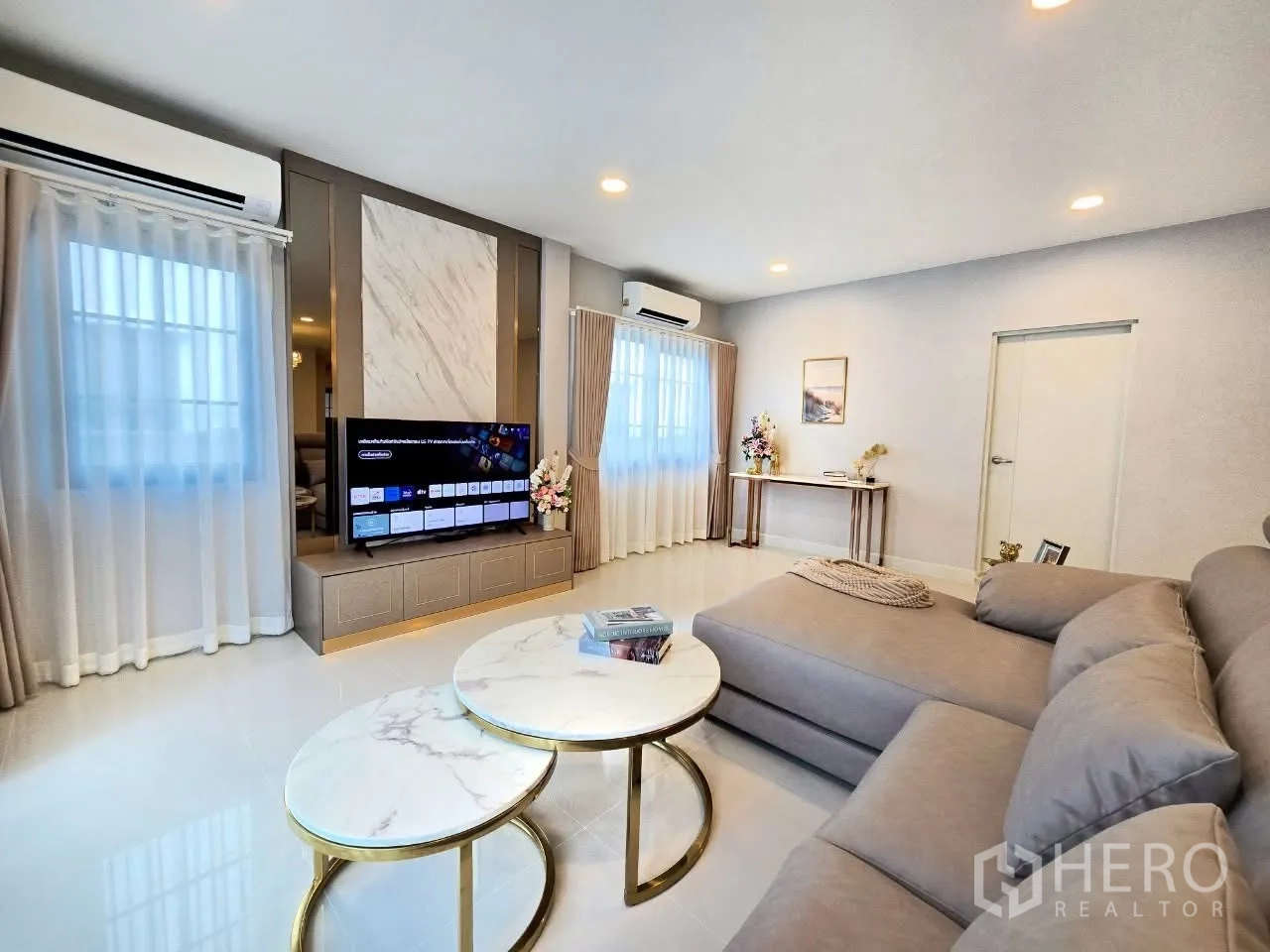 Detached House for rent in Bang Phli, Samut Prakan - Living room with TV feature wall and L‑shaped sofa