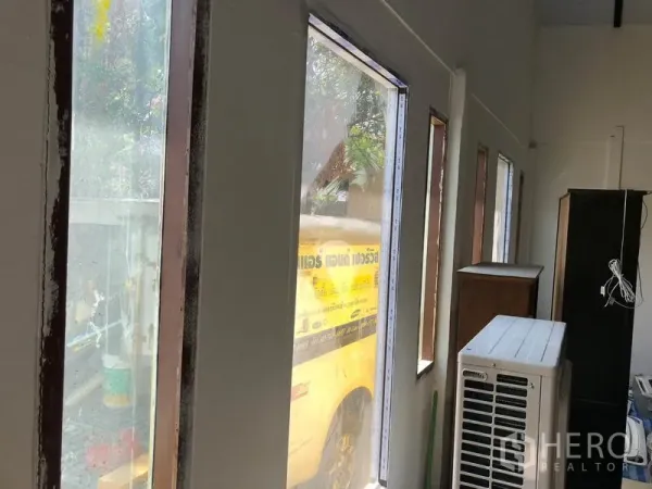独立式住宅 出售在Khlong Toei, Bangkok - 一排狭长落地窗为白墙房间引入充足采光与通风。