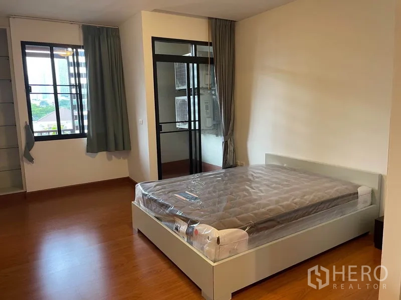 公寓 出租在Watthana, Bangkok - 采光充足的卧室，大窗户并可通往小型户外空间。