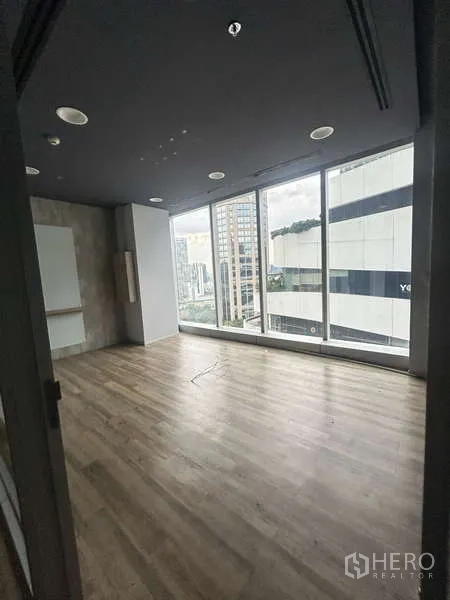 办公空间 出租 - 转角办公室，通高落地窗俯瞰城市景观