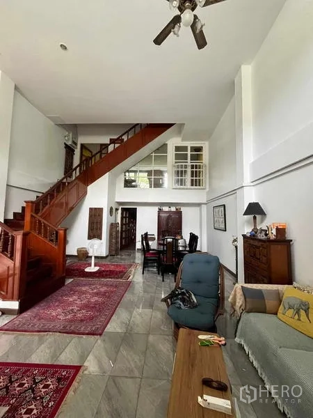 带办公室的家 出租在Bang Rak, Bangkok - 开放式客厅连接楼梯与夹层，适合规划为办公室。