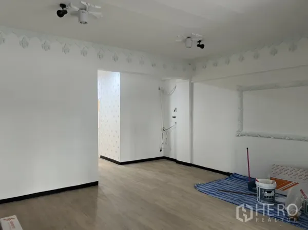 Retail Space for rent in Khlong Toei, Bangkok - Spacious showroom zone with wood-look flooring and ceiling spotlights.