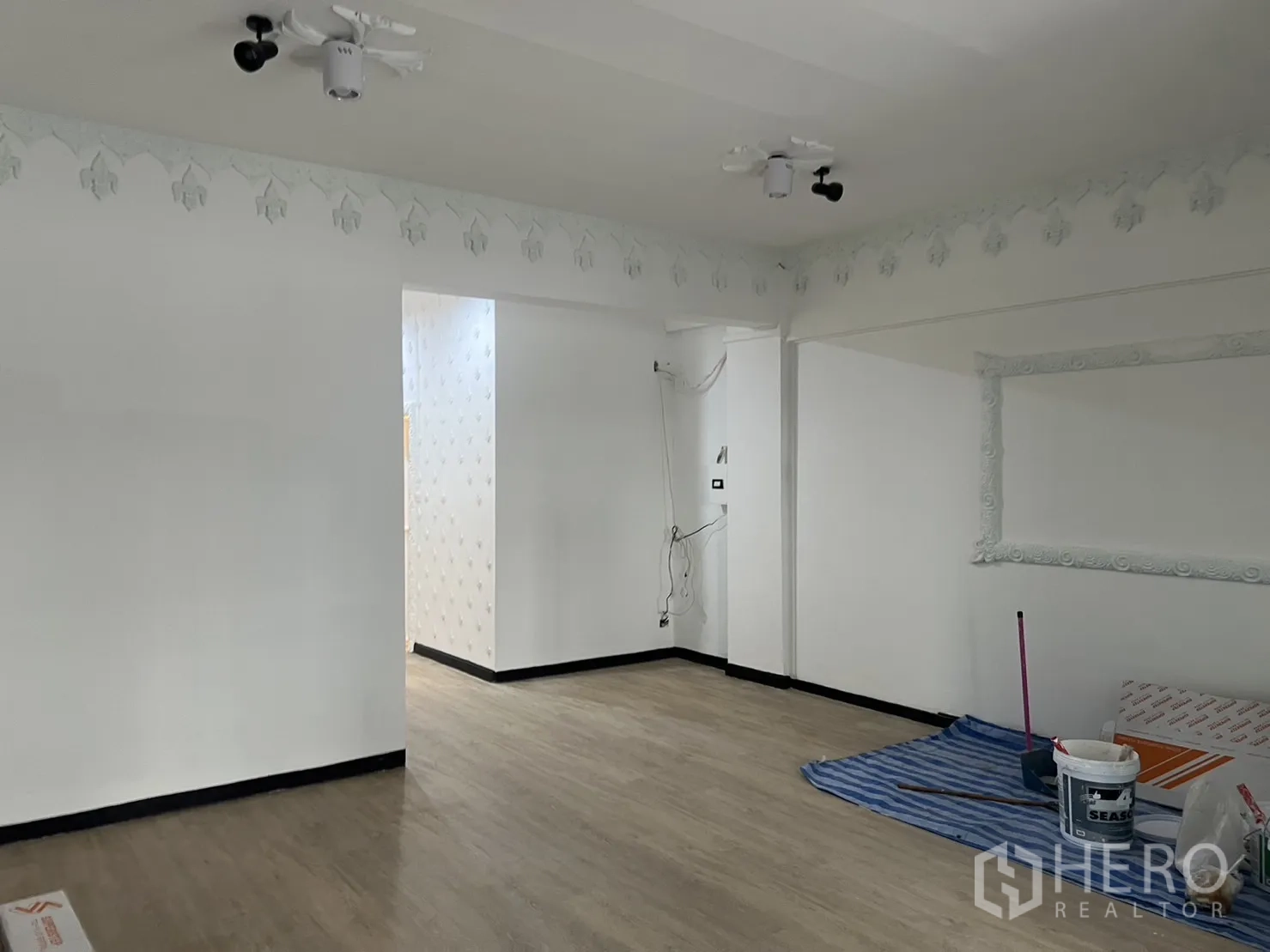 Retail Space for rent in Khlong Toei, Bangkok - Spacious showroom zone with wood-look flooring and ceiling spotlights.