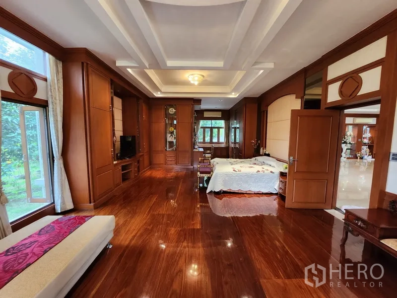 บ้าน ให้เช่าในPrawet, Bangkok - ห้องนอนมาสเตอร์พร้อมตู้ไม้บิวต์อิน วิวสวน และฝ้าหลุม