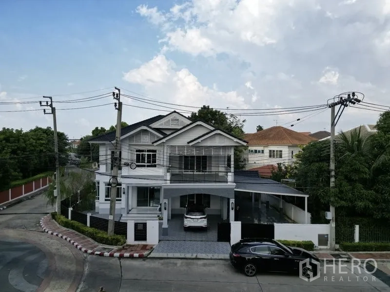独立式住宅 出售在Pak Kret, Nonthaburi - 暖武里府帕克雷特转角地两层独栋房，带车棚与阳台