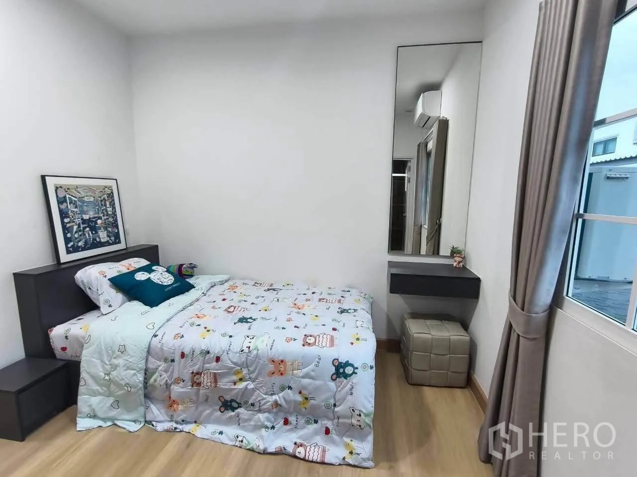 บ้านเดี่ยว for rent in Bang Phli, Samut Prakan - ห้องนอนสว่าง มีหน้าต่าง โต๊ะเครื่องแป้ง และกระจกสูง.