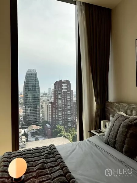 คอนโด ให้เช่าในPathum Wan, Bangkok - ห้องนอนที่สองหน้าต่างสูงวิวเมือง พร้อมชุดเครื่องนอนสบายและโต๊ะหัวเตียง
