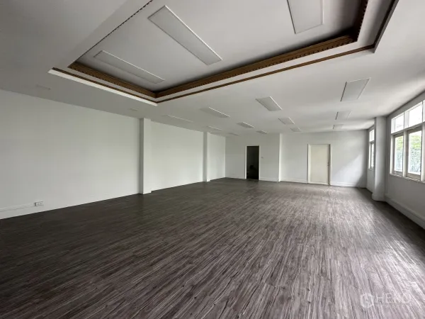 Retail Space for rent in Bang Rak, Bangkok - Open-plan space with recessed feature ceiling and natural light.