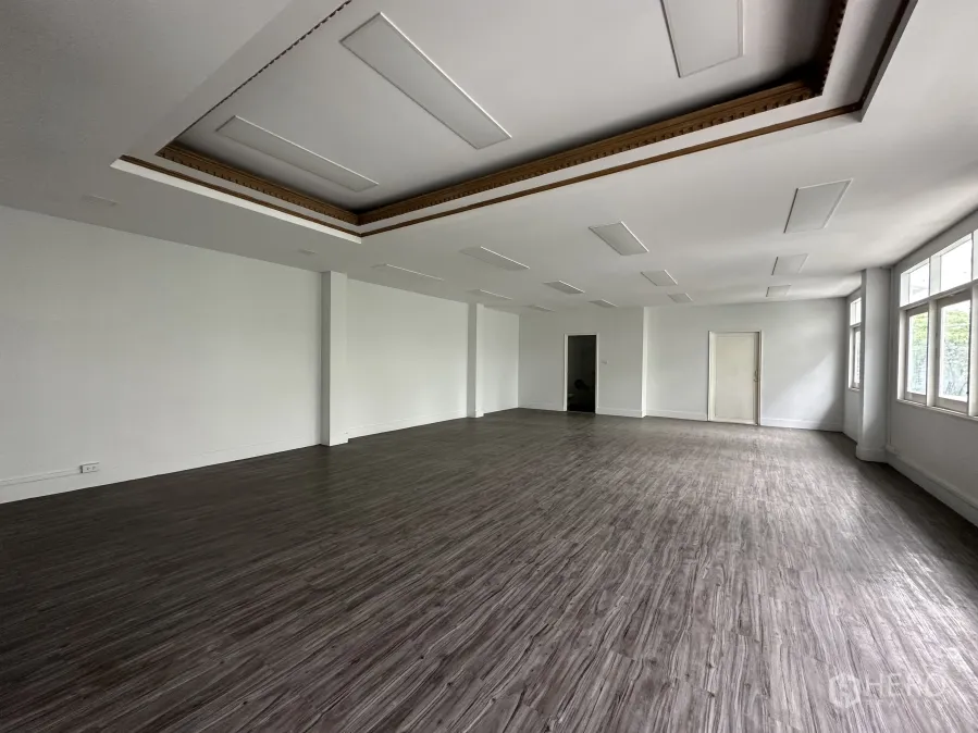Retail Space for rent in Bang Rak, Bangkok - Open-plan space with recessed feature ceiling and natural light.
