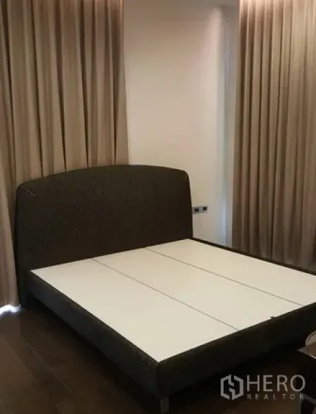 公寓 出租或出售在Watthana, Bangkok - 卧室配软包床架与高遮光窗帘。