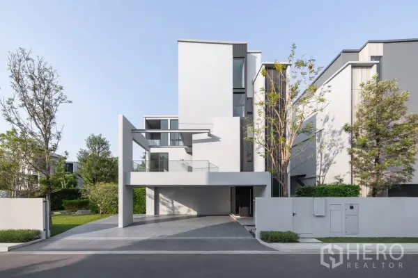 บ้าน ให้เช่าในSaphan Sung, Bangkok - ด้านหน้าบ้านเดี่ยวสไตล์โมเดิร์น 3 ชั้น พร้อมโรงจอดรถและสวนหน้าในโครงการ