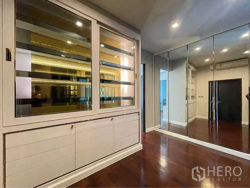 独立式住宅 出租在Bang Sue, Bangkok - 步入式衣帽间，镜面衣柜与柜体