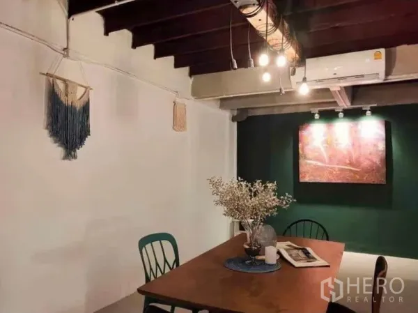 บ้าน ให้เช่าในPathum Wan, Bangkok - ห้องทานอาหาร ไฟแขวน เครื่องปรับอากาศ ผนังสีเขียวเข้ม และภาพแขวน