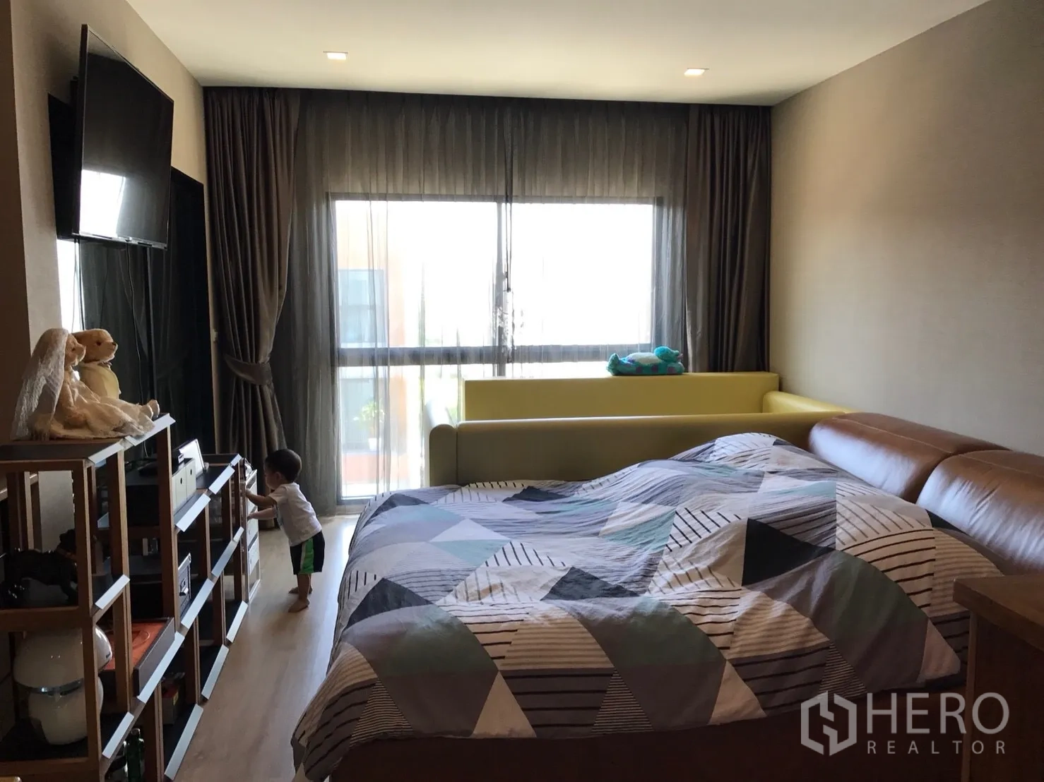 Townhouse for sale in Suan Luang, Bangkok - Spacious master bedroom with wide windows and lounge seating