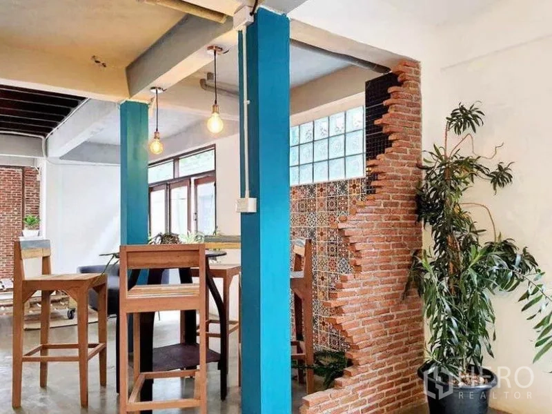 独立式住宅 出租在Pathum Wan, Bangkok - 吧台区，蓝色立柱与外露砖墙配花砖装饰