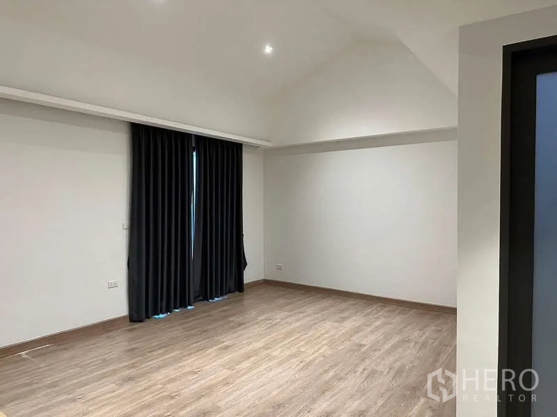 Townhouse for rent in Yan Nawa, Bangkok - Empty bedroom with wood flooring, high ceiling and blackout curtains.