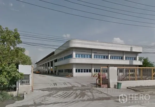 Factory for rent in Lat Lum Kaeo, Pathum Thani - Wide exterior of factory complex with two-storey office and secure entrance.