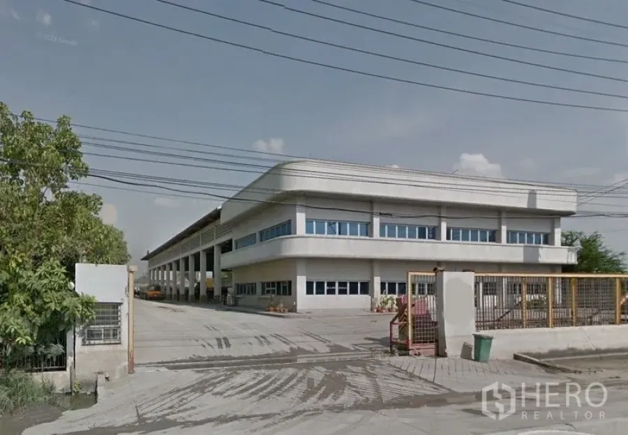 โรงงาน ให้เช่าในLat Lum Kaeo, Pathum Thani - มุมมองด้านนอกของคอมเพล็กซ์โรงงานพร้อมอาคารสำนักงาน 2 ชั้นและทางเข้า