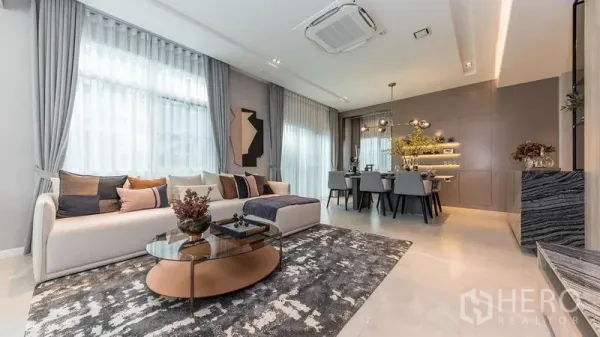 独立式住宅 出租在Prawet, Bangkok - 采光充足的客餐厅一体空间，落地窗与现代装饰。