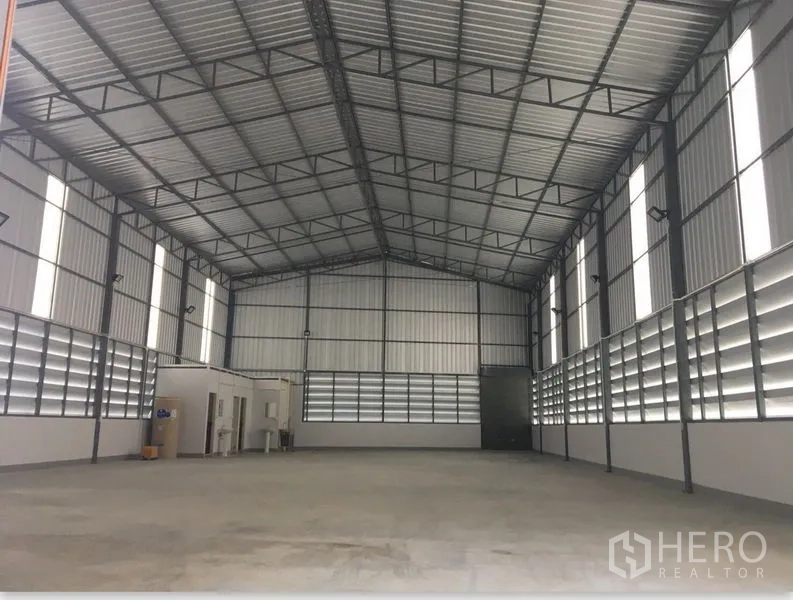 货栈 出租在Din Daeng, Bangkok - 高挑仓库内部，钢结构屋架与混凝土地面