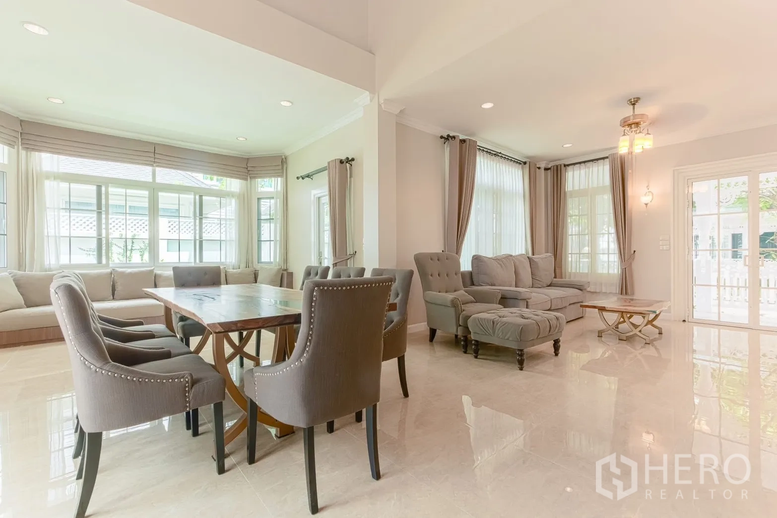 บ้านเดี่ยว for rent in Bang Na, Bangkok - พื้นที่รับแขกและทานอาหารกว้างขวางพร้อมโซฟาเบย์วินโดว์และที่นั่งนุ่มสบาย