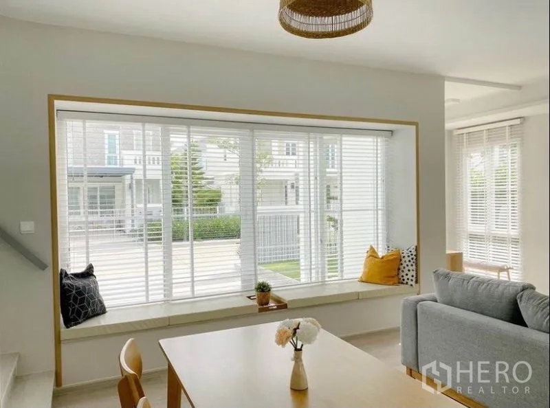 Detached House for rent in Prawet, Bangkok - Built-in bay window bench with white blinds overlooking the front yard.