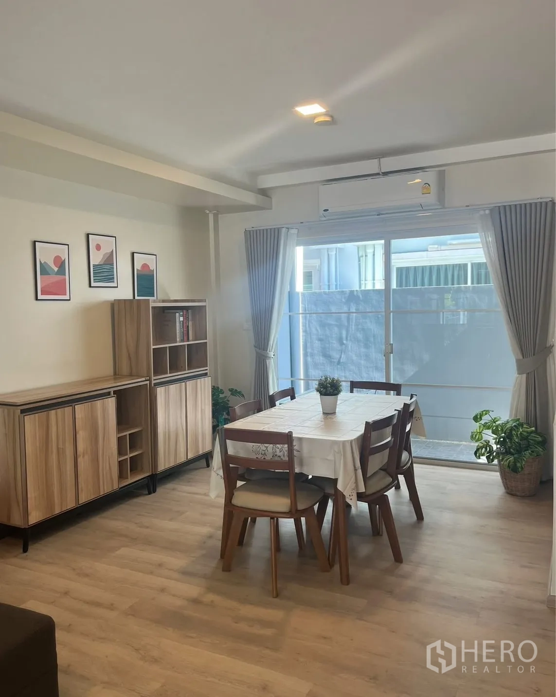 联排别墅 for rent in Prawet, Bangkok - 客餐厅一体空间，配餐桌、沙发与电视。