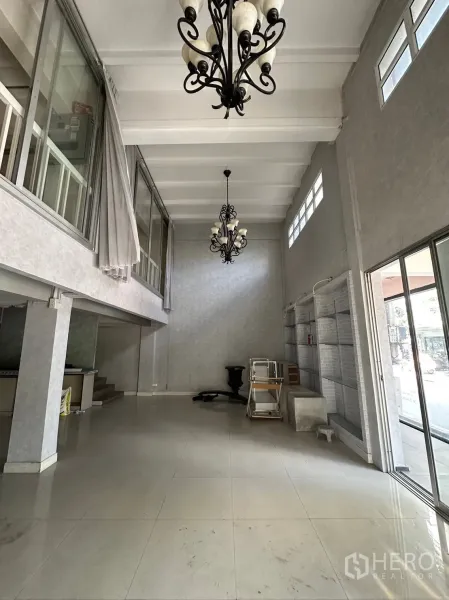 零售空间 出租在Watthana, Bangkok - 零售门厅挑高设计，吊灯、玻璃门面与亮面地砖