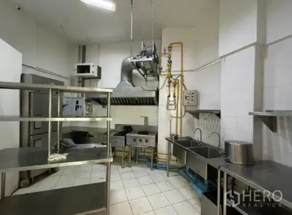 零售空间 出租在Khlong Toei, Bangkok - 商用厨房配抽油烟罩、燃气管、不锈钢水槽与操作台。