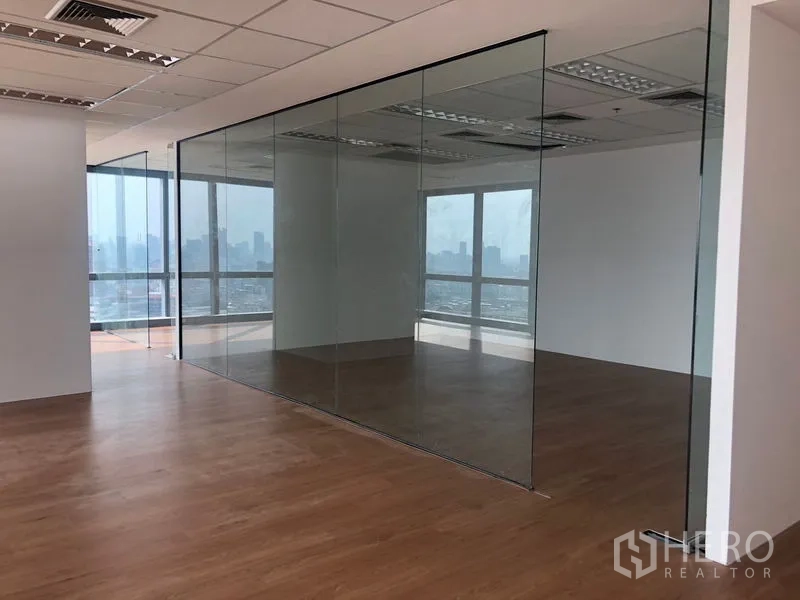 办公空间 出租在Din Daeng, Bangkok - 开放式办公区，配全高玻璃隔间会议室，可观城市景观。
