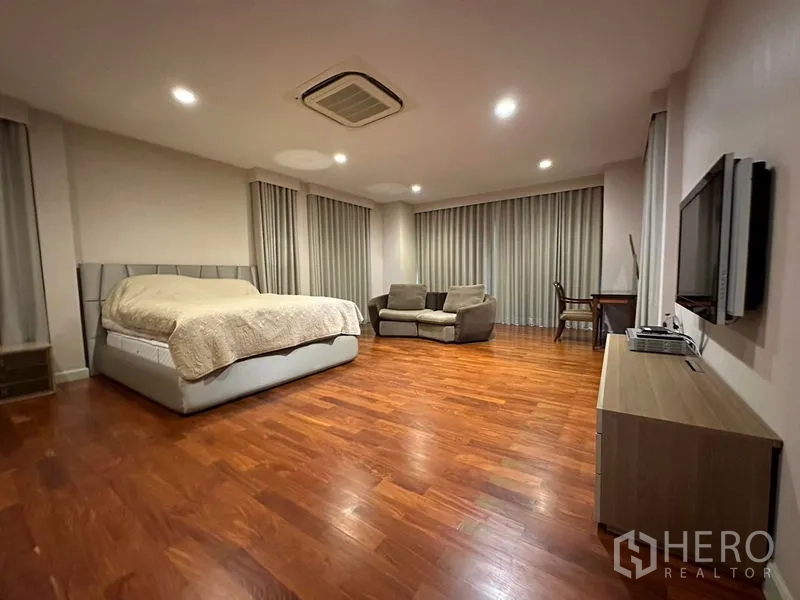 独立式住宅 出租或出售在Khan Na Yao, Bangkok - 超大卧室，木地板，特大床、休闲区与书桌。