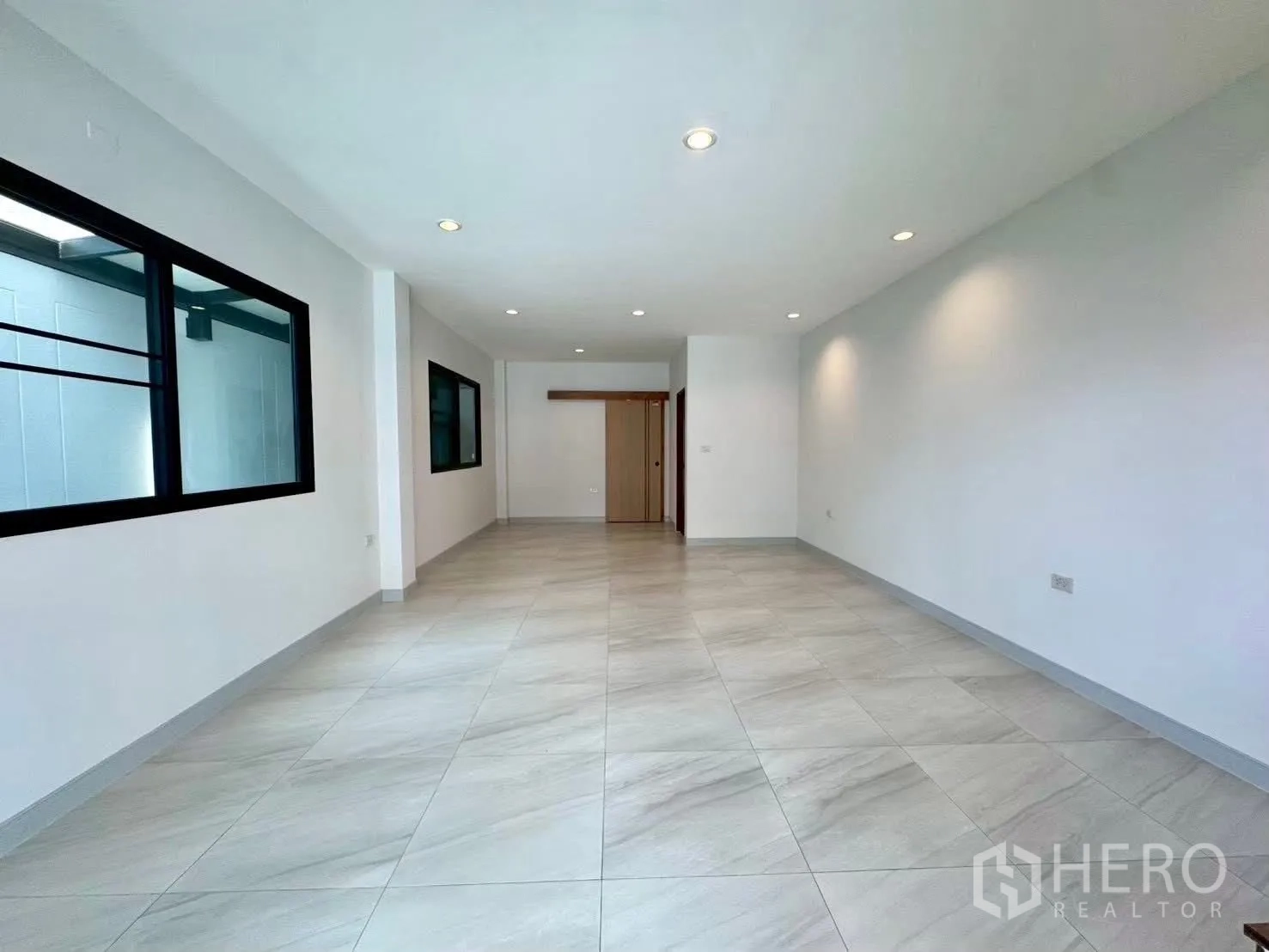 家庭办公室 for rent in Wang Thonglang, Bangkok - 一层长形开放区，设大窗与端部房门。