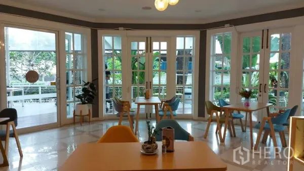 零售空间 出租在Bueng Kum, Bangkok - 采光充足的咖啡馆式室内，法式落地门与花园景观