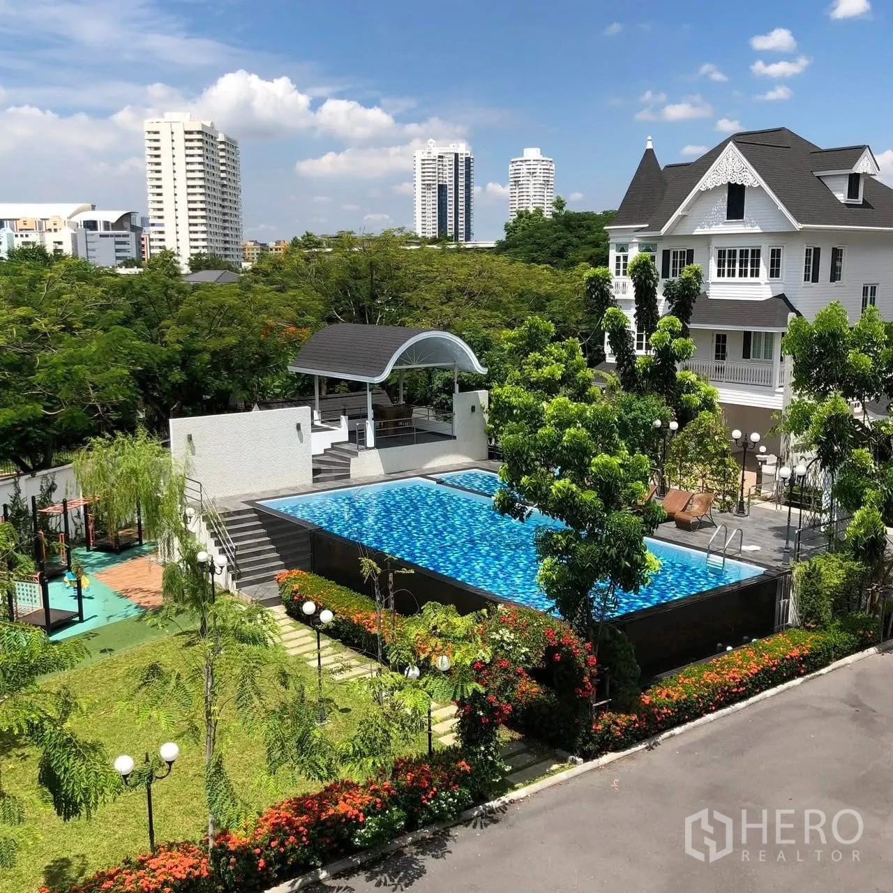 บ้านเดี่ยว for rent in Bang Na, Bangkok - มุมสูงเห็นสระว่ายน้ำ ศาลาพักผ่อน และสวนจัดแต่ง