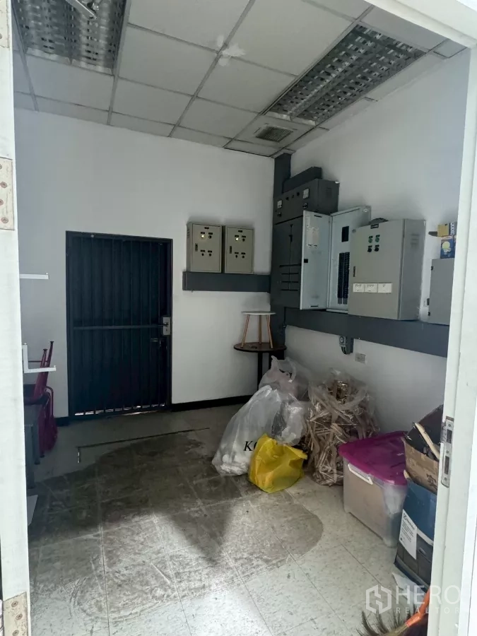 店屋 出租在Samphanthawong, Bangkok - 电气与储物间，配电柜与收纳箱。
