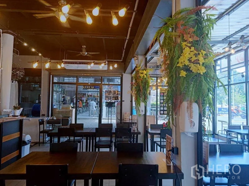 零售空间 出租在Khlong Toei, Bangkok - 店内餐饮风格空间，吊灯、黑色天花与大面积落地窗。