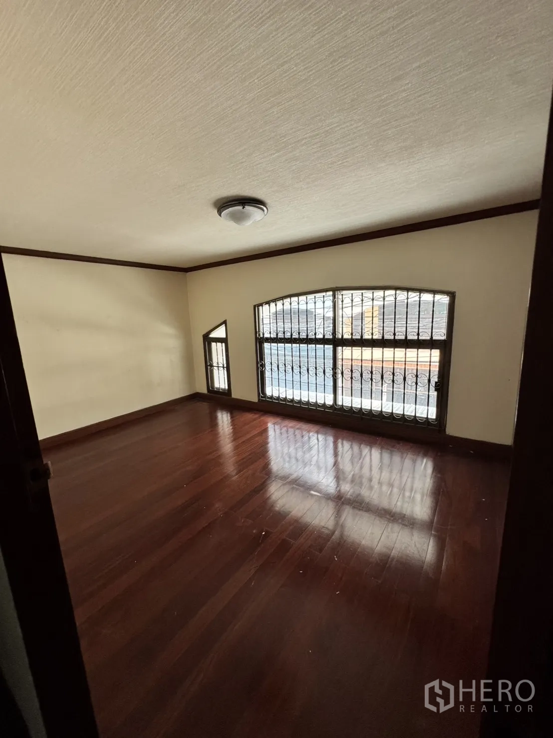 โฮมออฟฟิศ for rent in Watthana, Bangkok - ฮอลล์เพดานหลุม พื้นหินแกรนิตมันวาว พร้อมชั้นบิวท์อิน