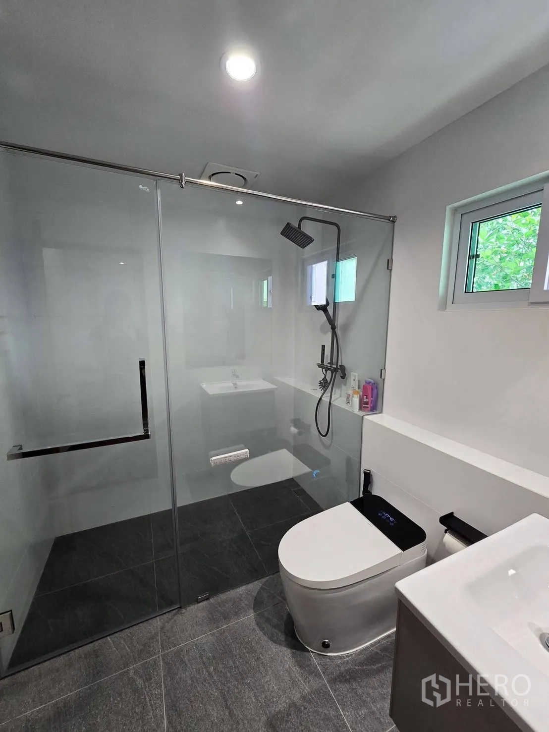บ้านเดี่ยว for rent in Suan Luang, Bangkok - ห้องน้ำสมัยใหม่พร้อมพื้นที่อาบน้ำกระจก โถสุขภัณฑ์อัตโนมัติ และอ่างล้างหน้า
