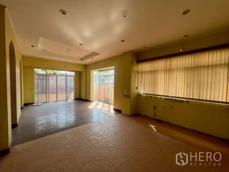 Detached House for rent in Watthana, Bangkok - Open-plan living and dining area with sliding glass doors to the patio.