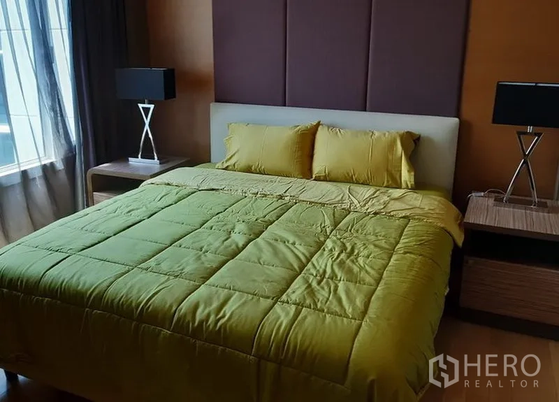 公寓 出租在Khlong Toei, Bangkok - 卧室配大床与软包床头，两侧床头柜与台灯，窗边采光充足。