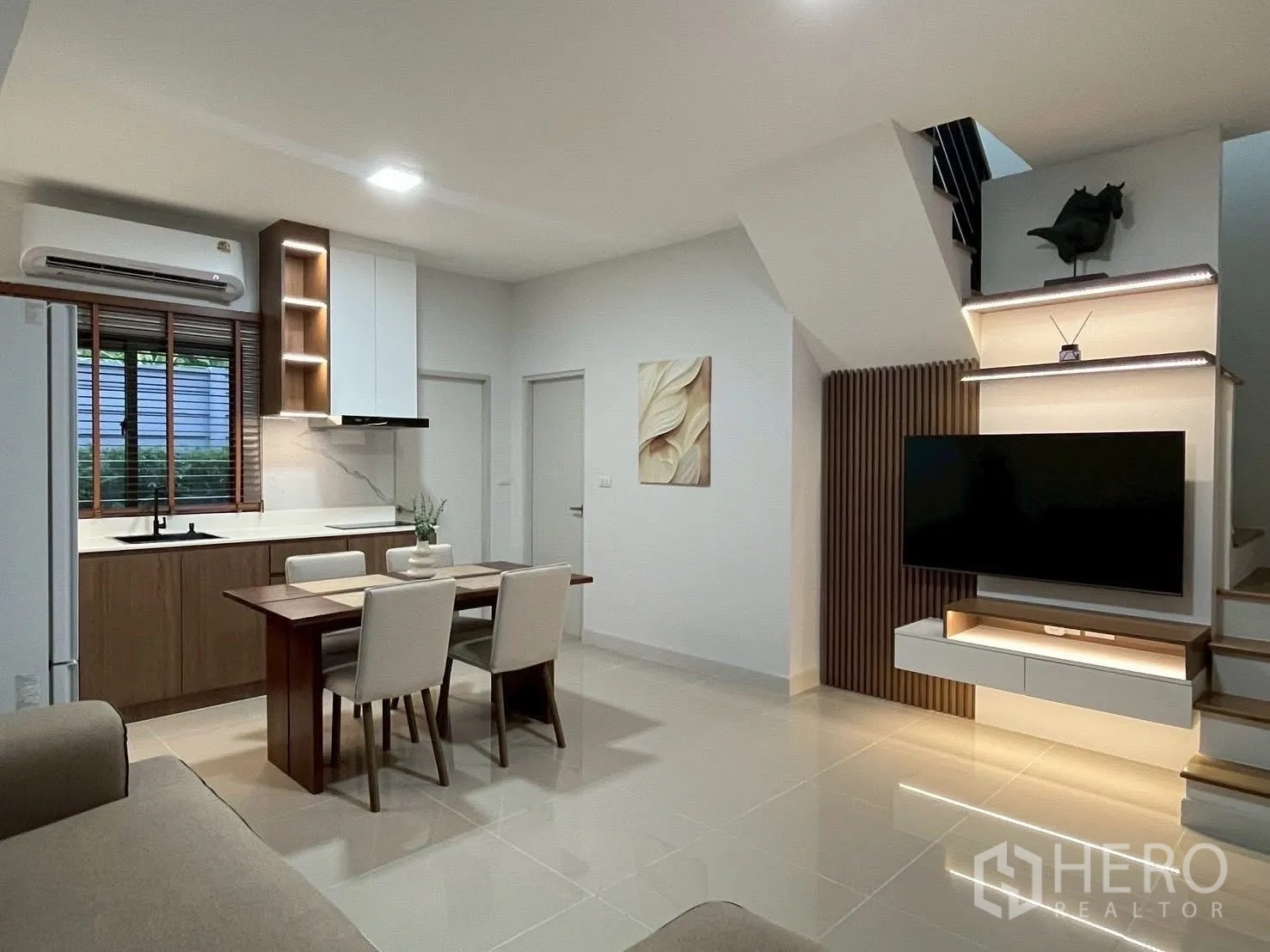 ทาวน์เฮาส์ for rent in Bang Phli, Samut Prakan - โถงรับแขก ทานข้าว และครัวแบบเปิด พร้อมชั้นวางทีวีและบันได.