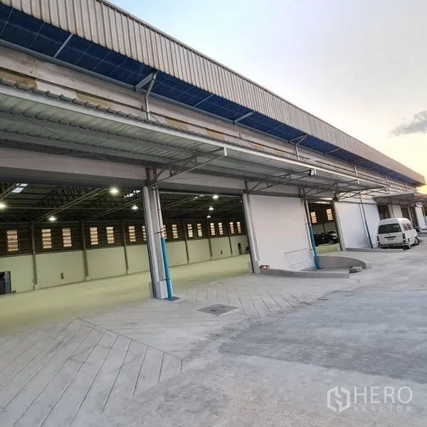 货栈 出租在Prawet, Bangkok - 带雨棚的装卸月台，坡道与卷帘门，可供卡车作业