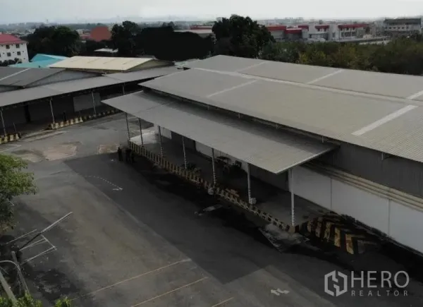 Warehouse for rent in Chon Buri - Long warehouse block with canopies and wide maneuvering yard for trailers in Si Racha, Chon Buri.