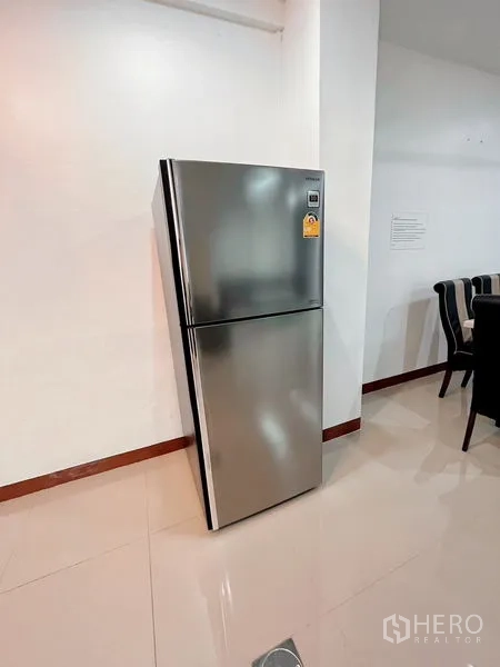 Townhouse for rent in Huai Khwang, Bangkok - Stainless steel double-door refrigerator beside the dining area.
