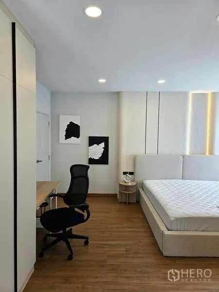 独立式住宅 出租在Bang Phli, Samut Prakan - 宽敞卧室，配书桌与人体工学椅，木地板。