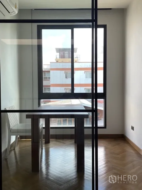 独栋房屋 for rent in Watthana, Bangkok - 玻璃隔断书房，配桌椅与窗户。