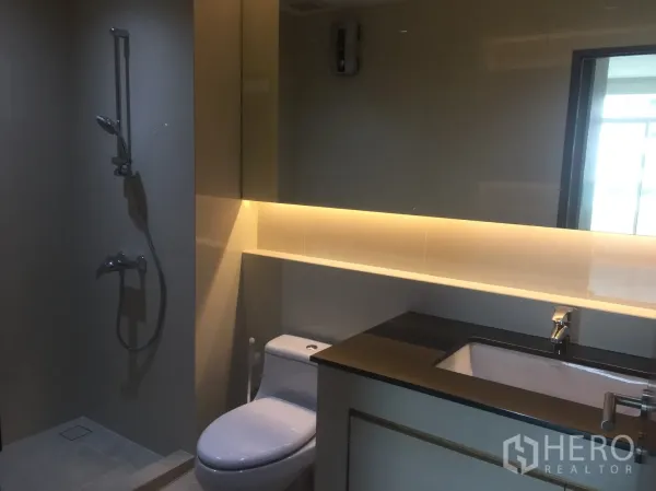 公寓 for 在Watthana, Bangkok - 现代浴室，步入式淋浴、带灯镜面、台盆柜与马桶。