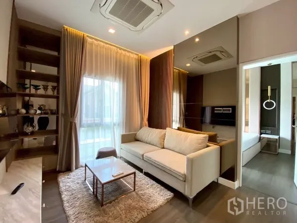 บ้าน ให้เช่าในBang Phli, Samut Prakan - ห้องนั่งเล่นชั้นบน โซฟา ชั้นโชว์บิวท์อิน และประตูเชื่อมเข้าห้องนอน