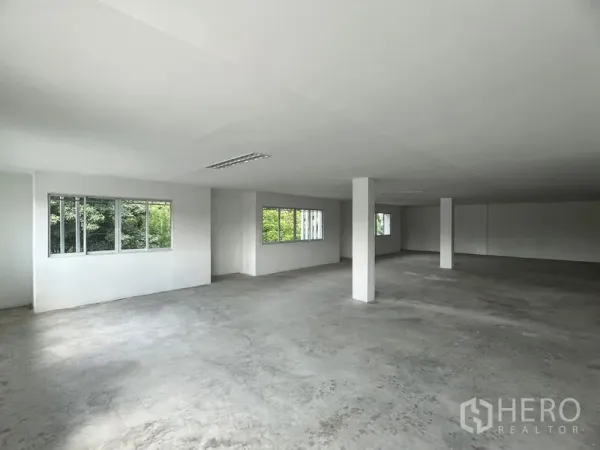 零售空间 出租在Huai Khwang, Bangkok - 宽大的白盒子室内空间，多扇窗户采光充足，设有结构立柱。