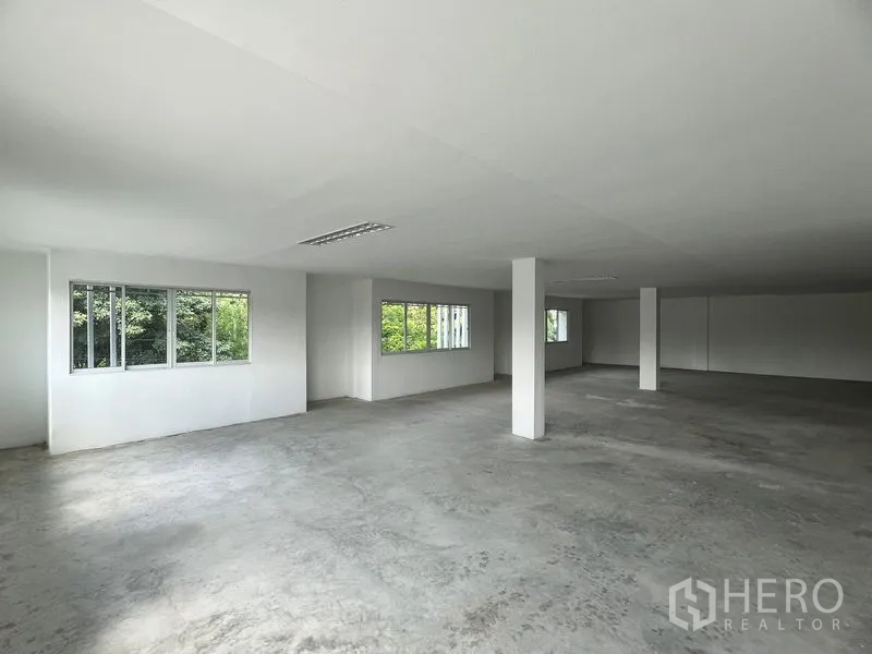 零售空间 出租在Huai Khwang, Bangkok - 宽大的白盒子室内空间，多扇窗户采光充足，设有结构立柱。